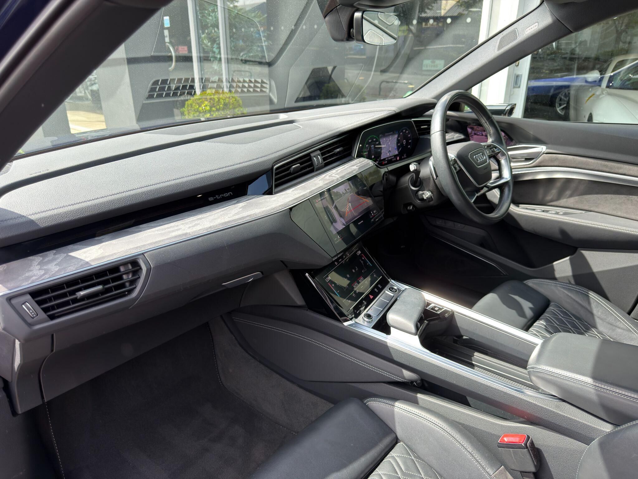 Audi e-tron e-tron Gallery Image