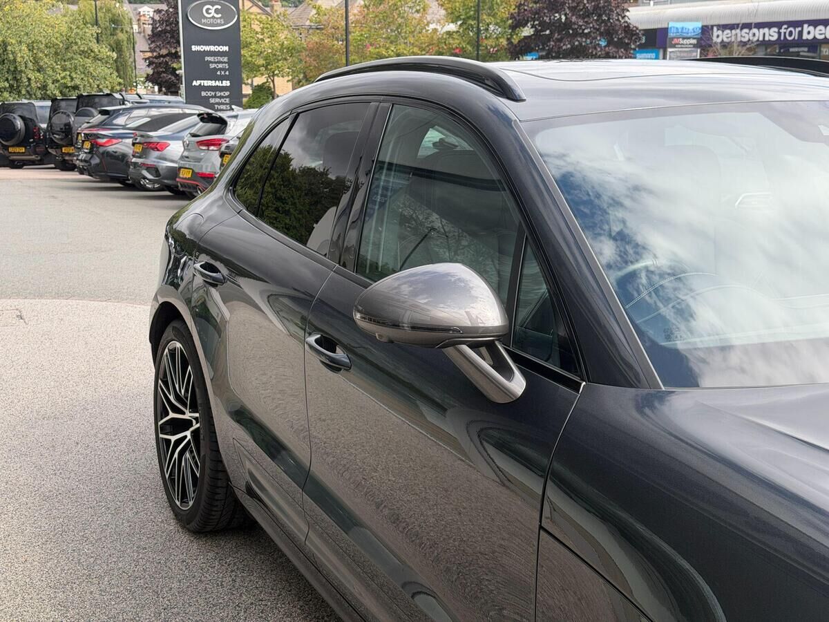 Porsche Macan Macan Gallery Image