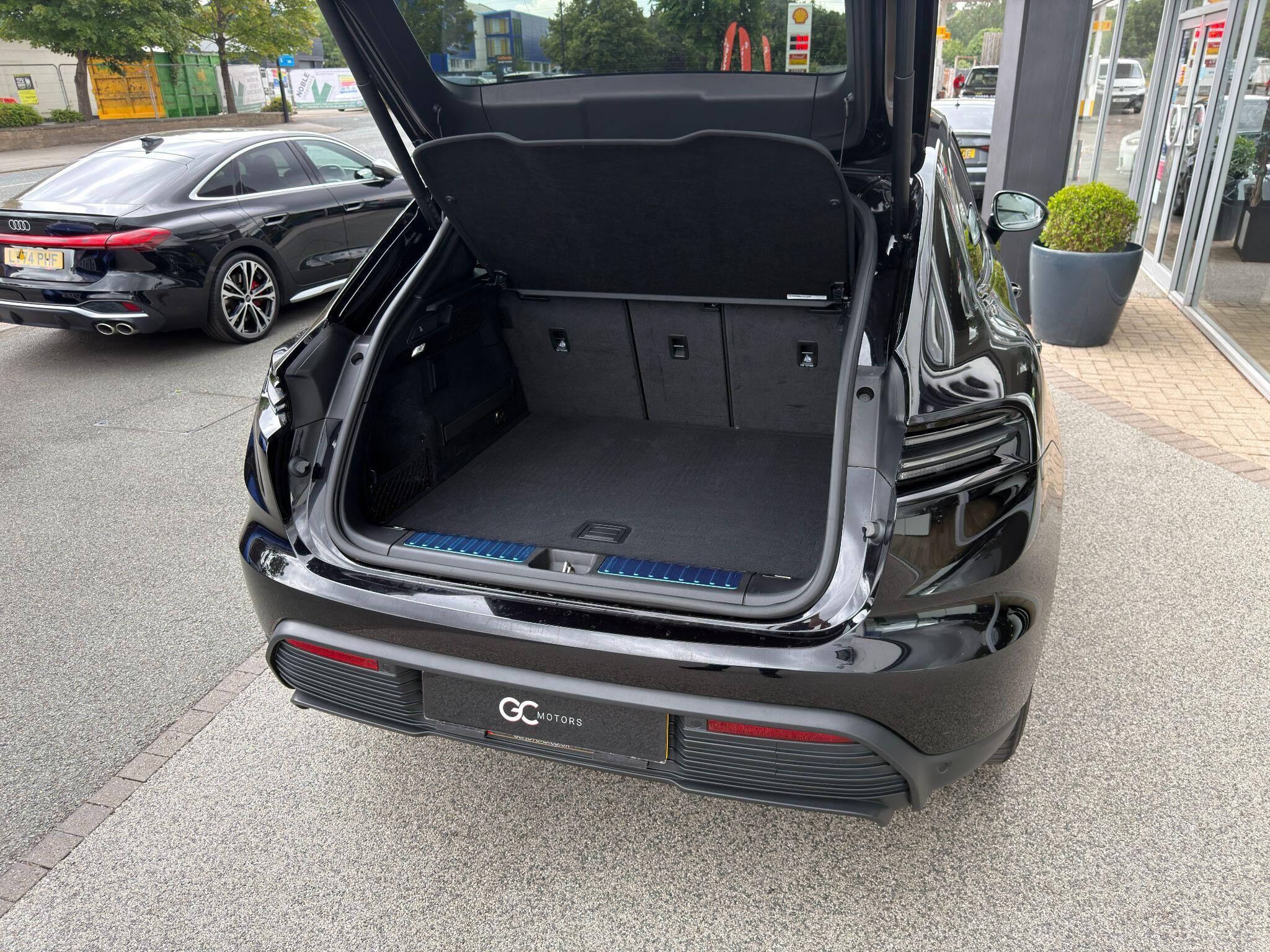 Porsche Macan Macan Gallery Image