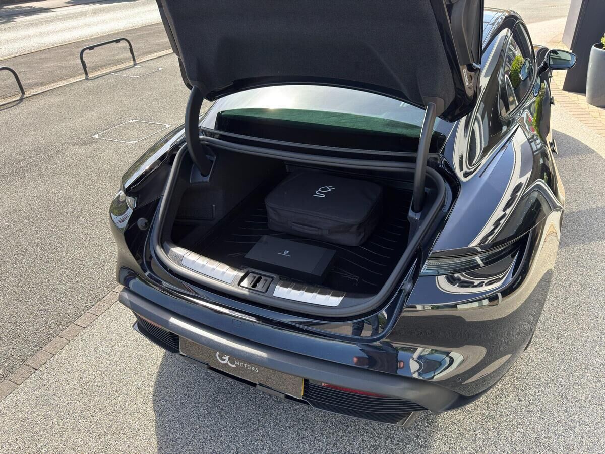 Porsche Taycan Taycan Gallery Image