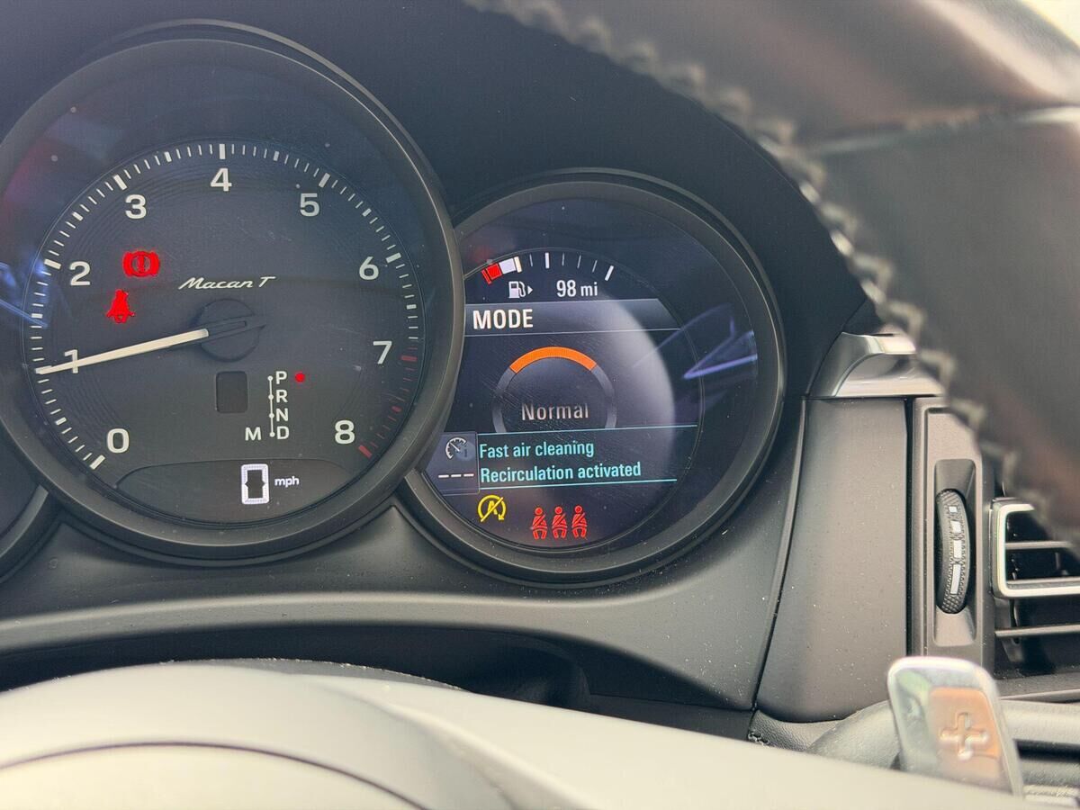 Porsche Macan Macan Gallery Image