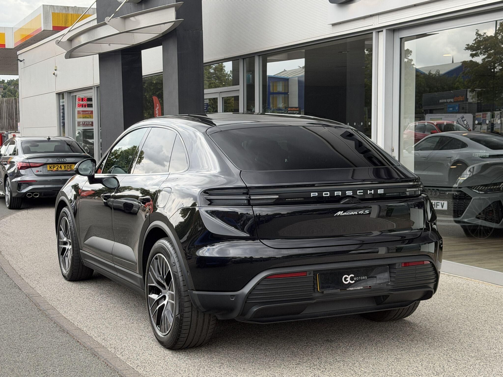 Porsche Macan Macan Gallery Image