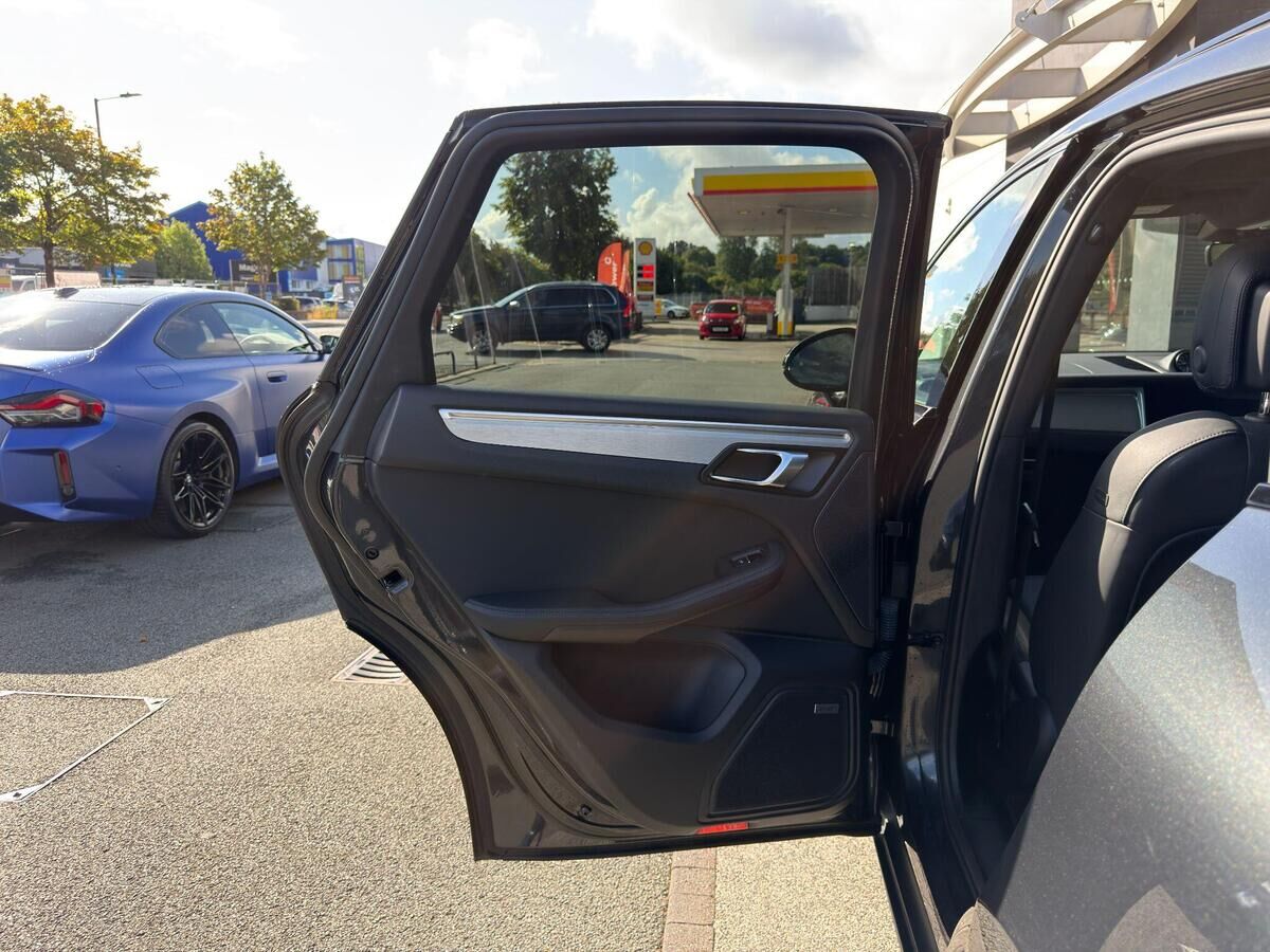 Porsche Macan Macan Gallery Image