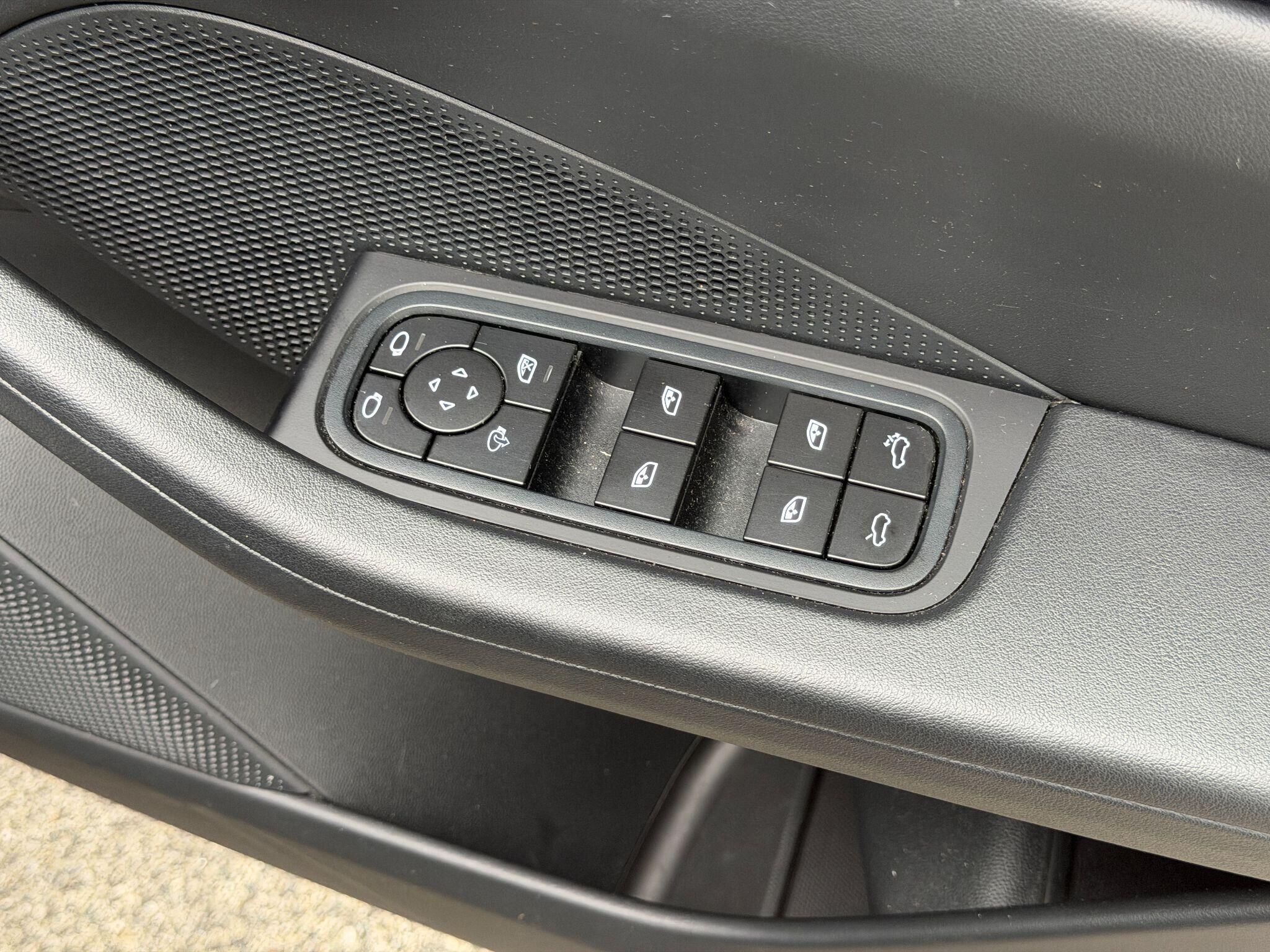 Porsche Macan Macan Gallery Image
