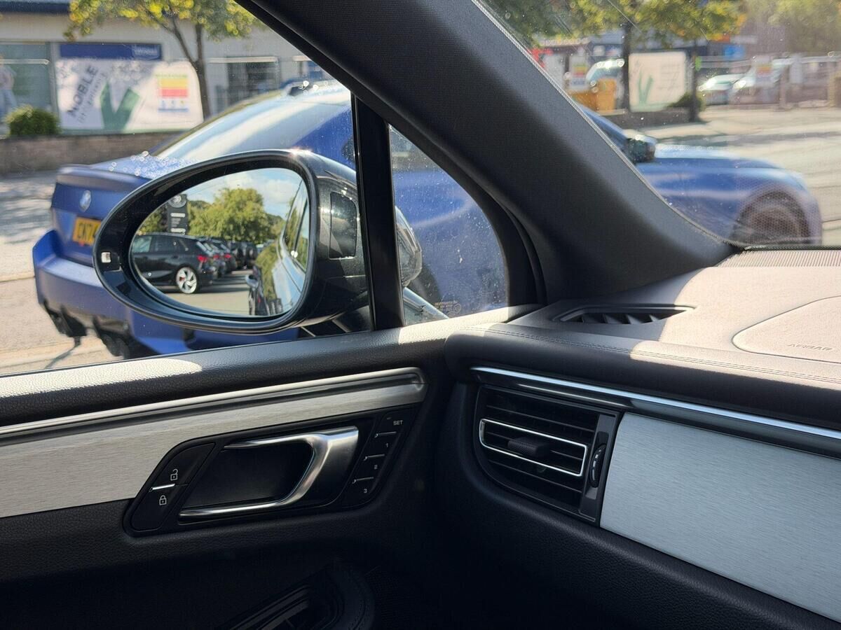 Porsche Macan Macan Gallery Image