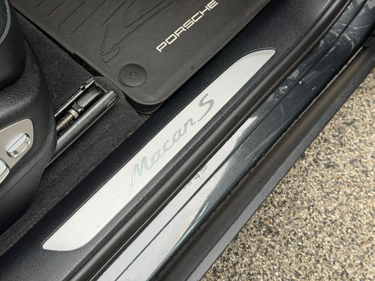 Porsche Macan Macan Gallery Image
