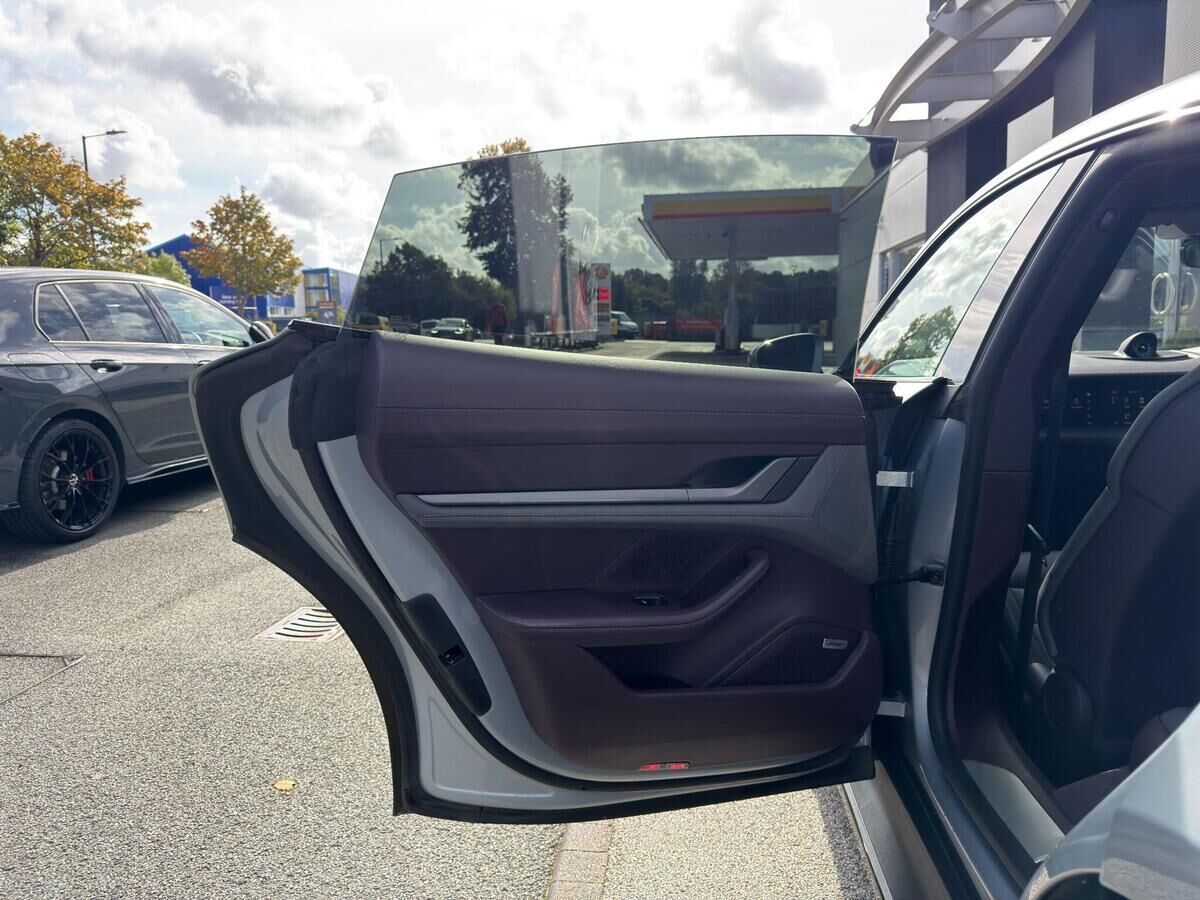 Porsche Taycan Taycan Gallery Image