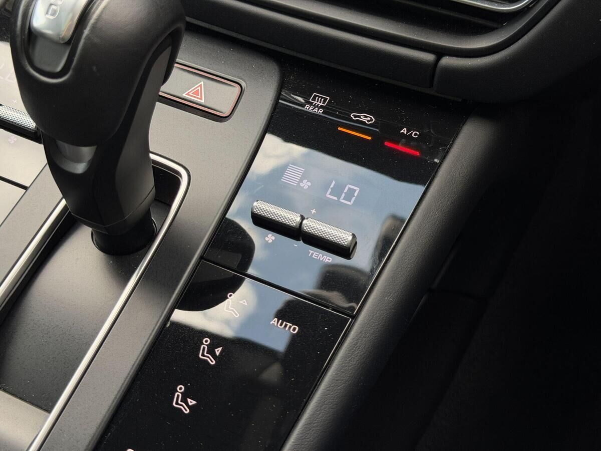 Porsche Macan Macan Gallery Image