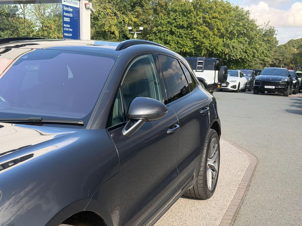 Porsche Macan Macan Gallery Image