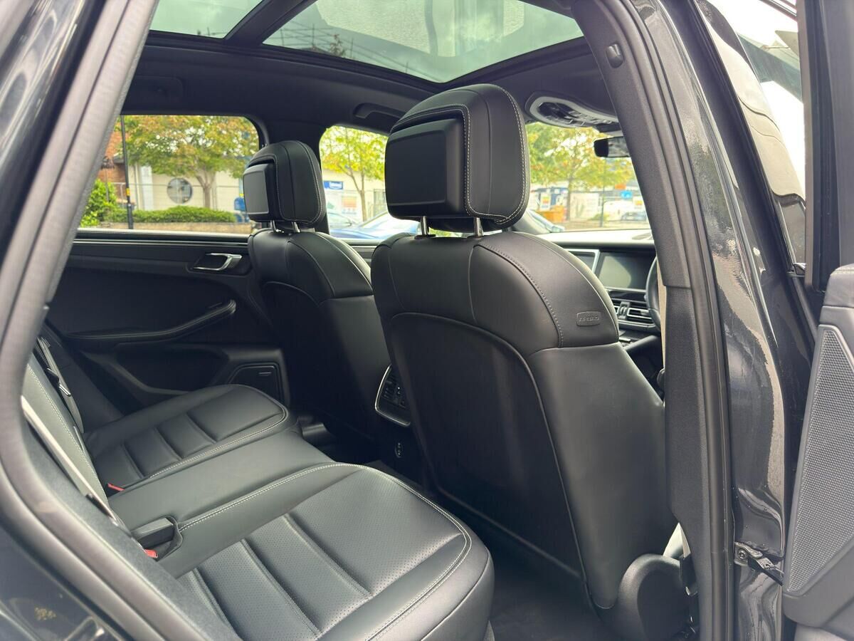 Porsche Macan Macan Gallery Image