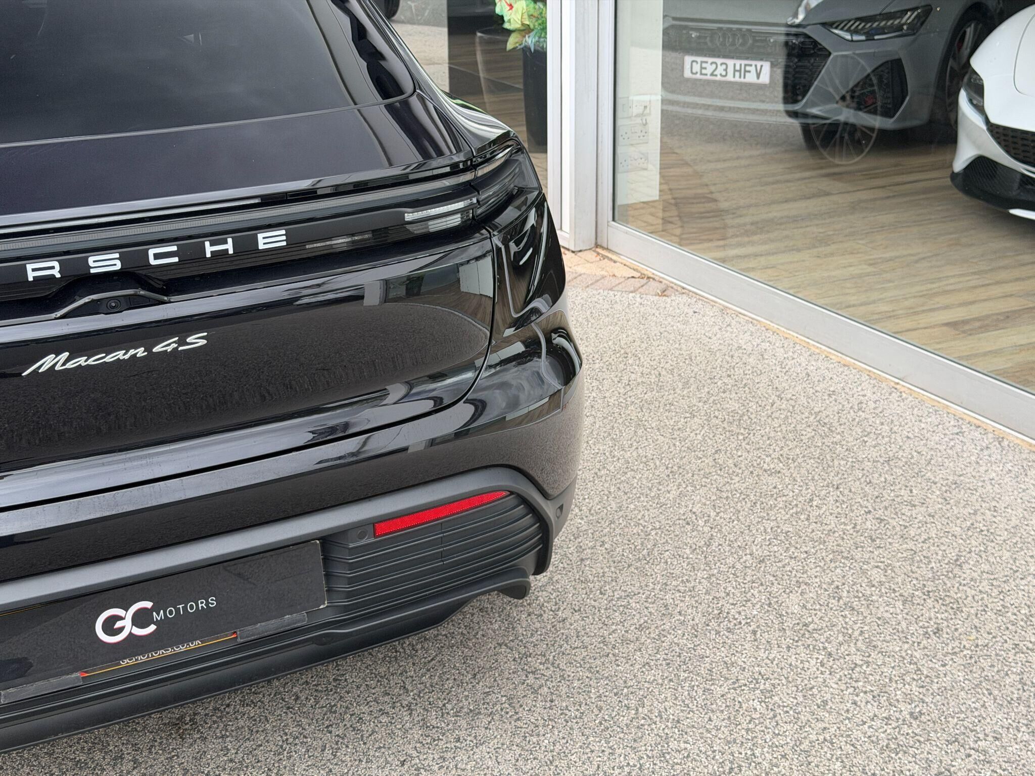 Porsche Macan Macan Gallery Image