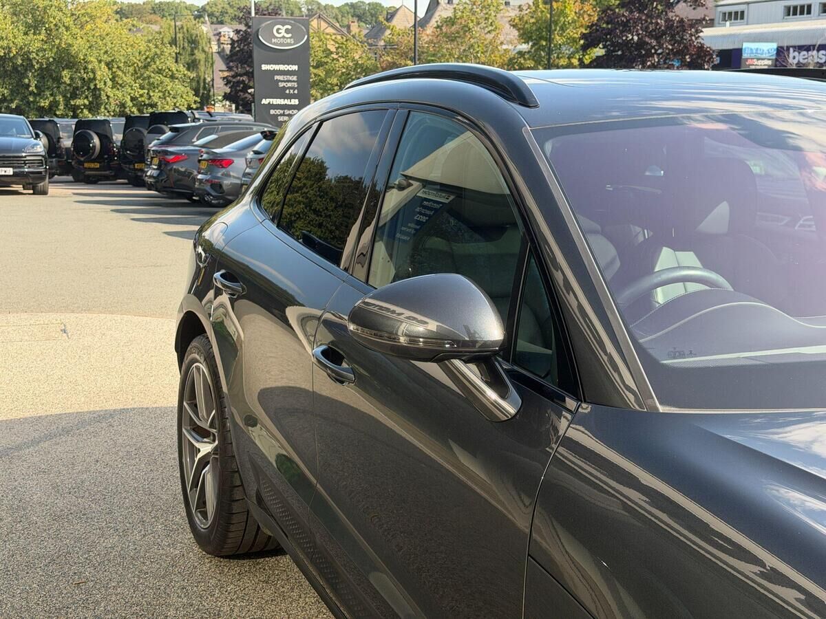 Porsche Macan Macan Gallery Image