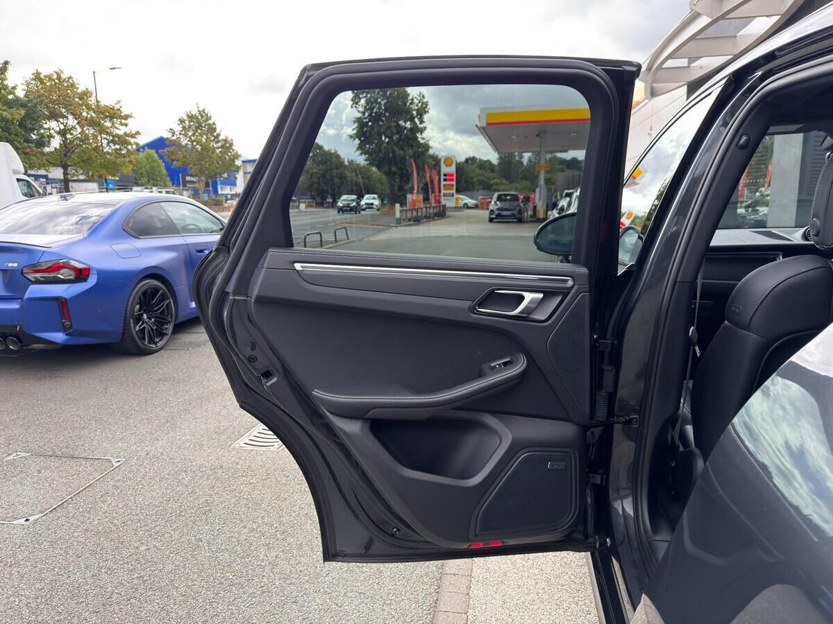 Porsche Macan Macan Gallery Image