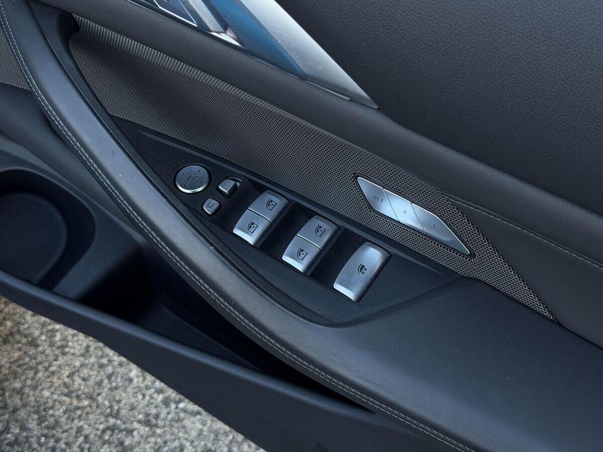 BMW M4 M4 Gallery Image