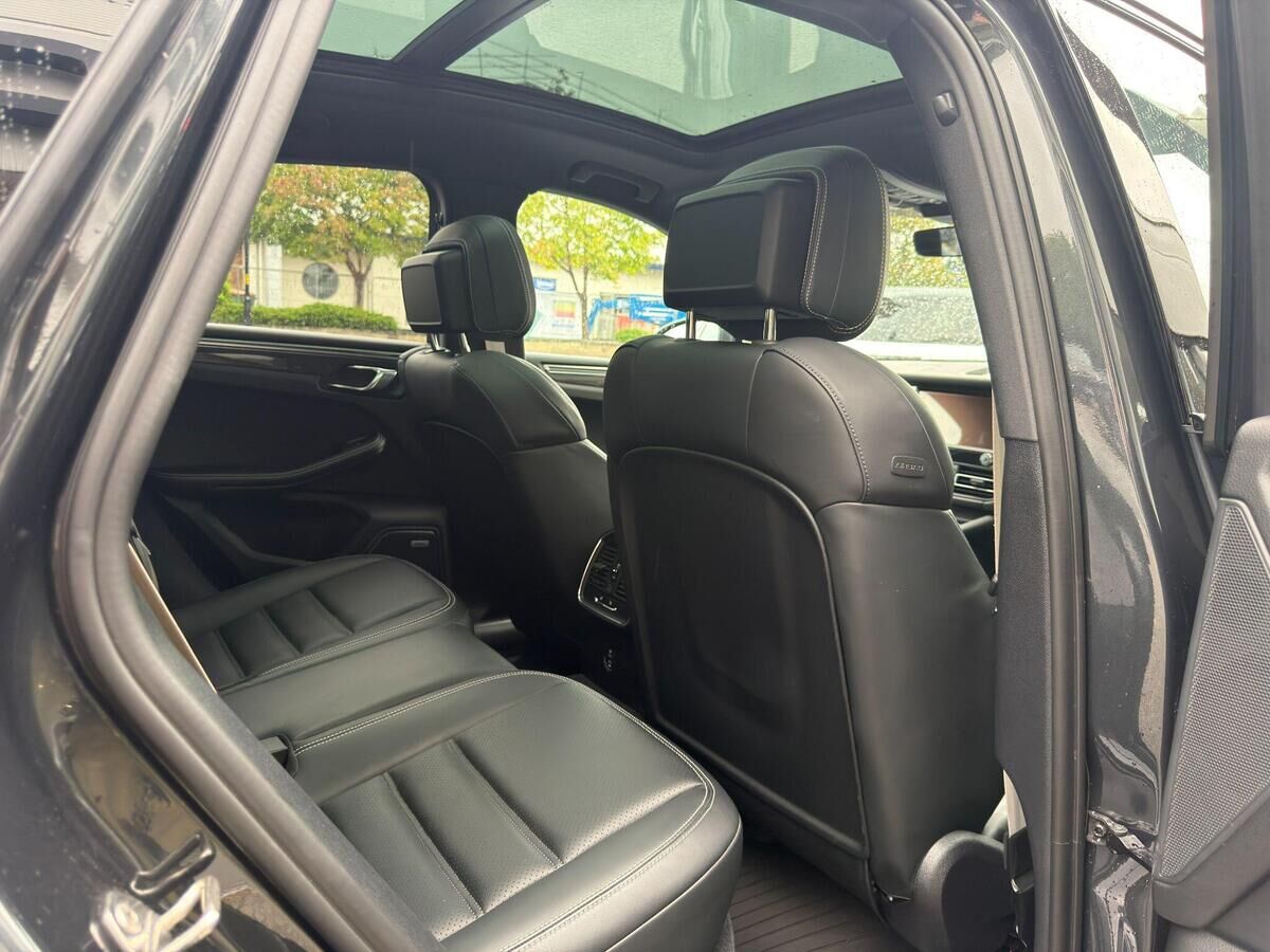 Porsche Macan Macan Gallery Image