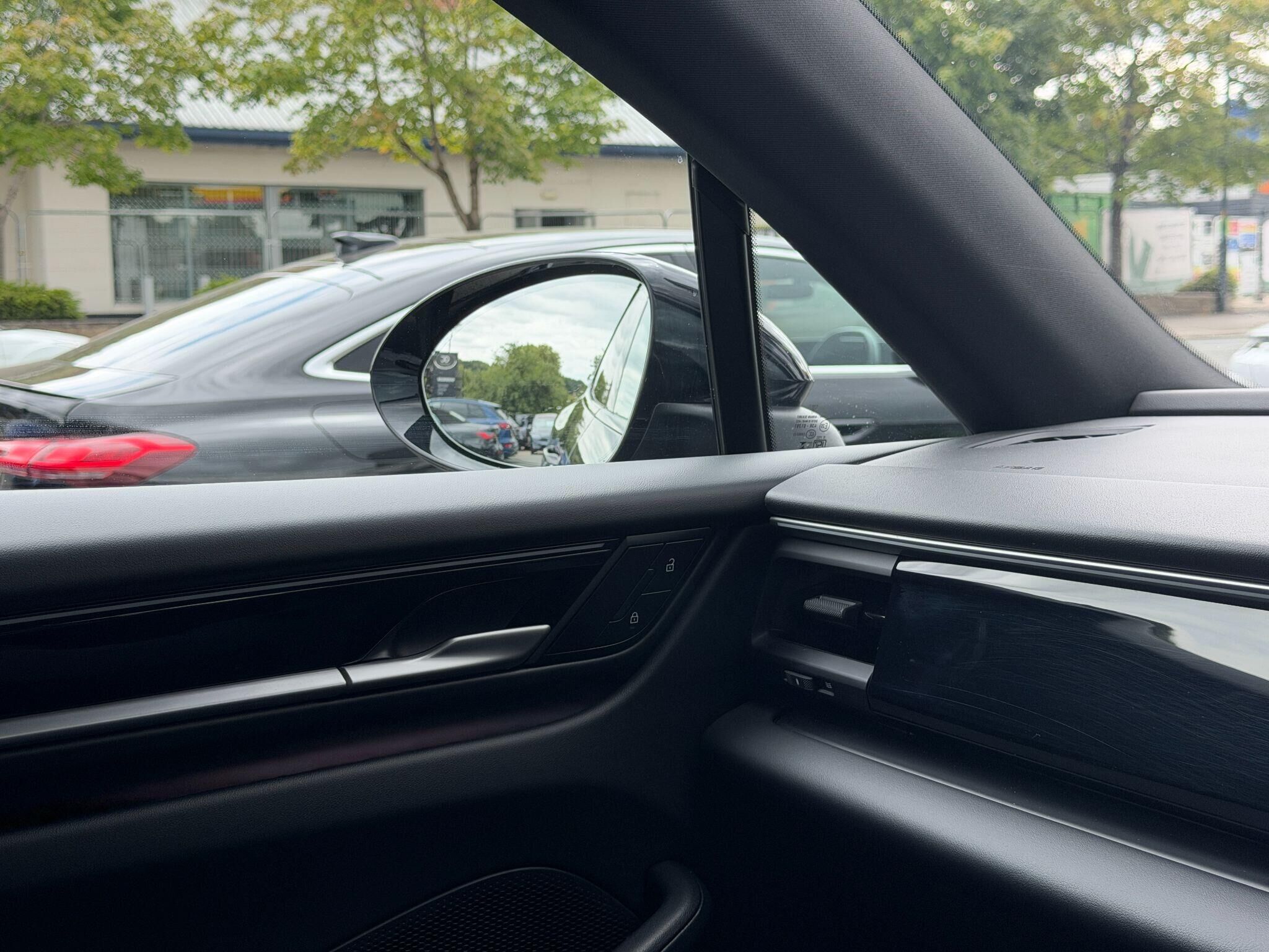 Porsche Macan Macan Gallery Image