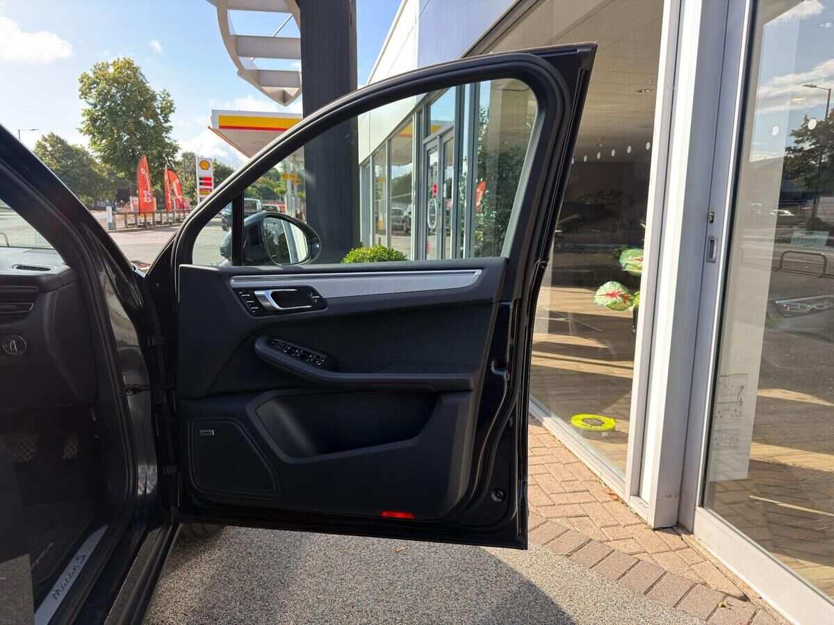 Porsche Macan Macan Gallery Image