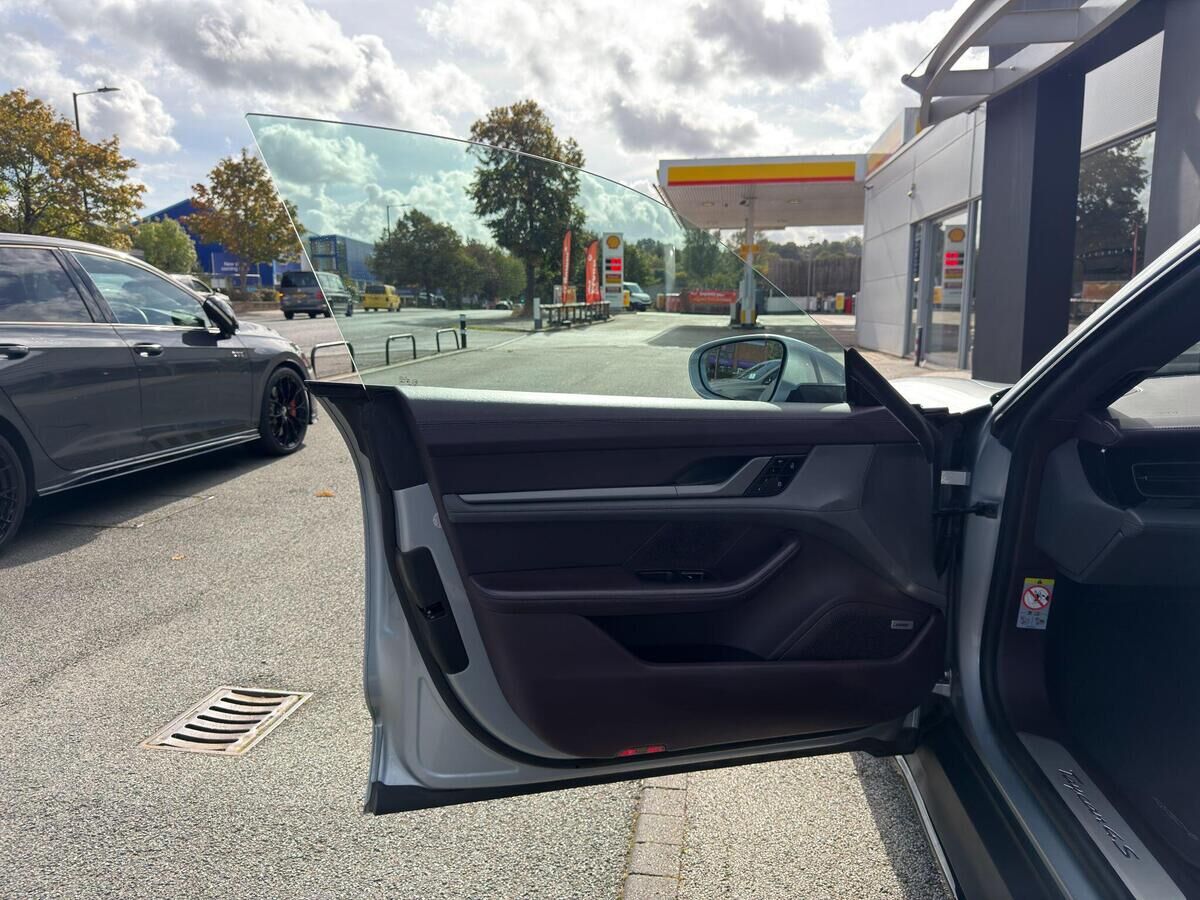 Porsche Taycan Taycan Gallery Image