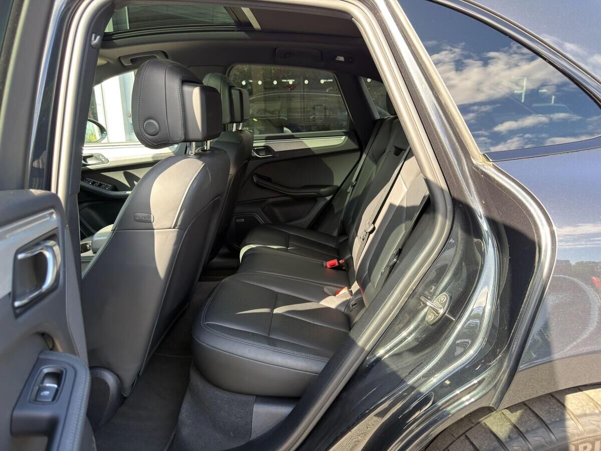Porsche Macan Macan Gallery Image