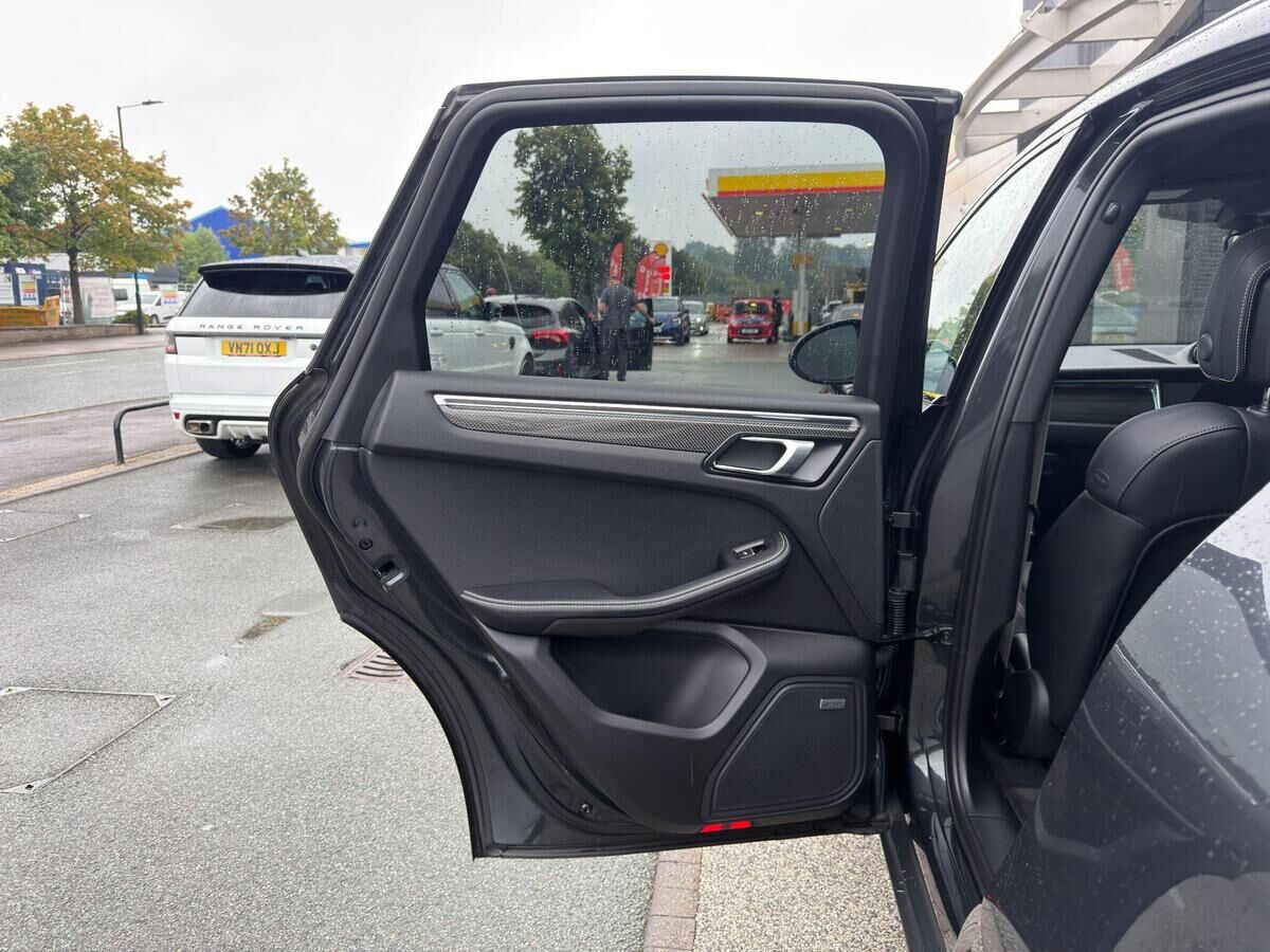 Porsche Macan Macan Gallery Image