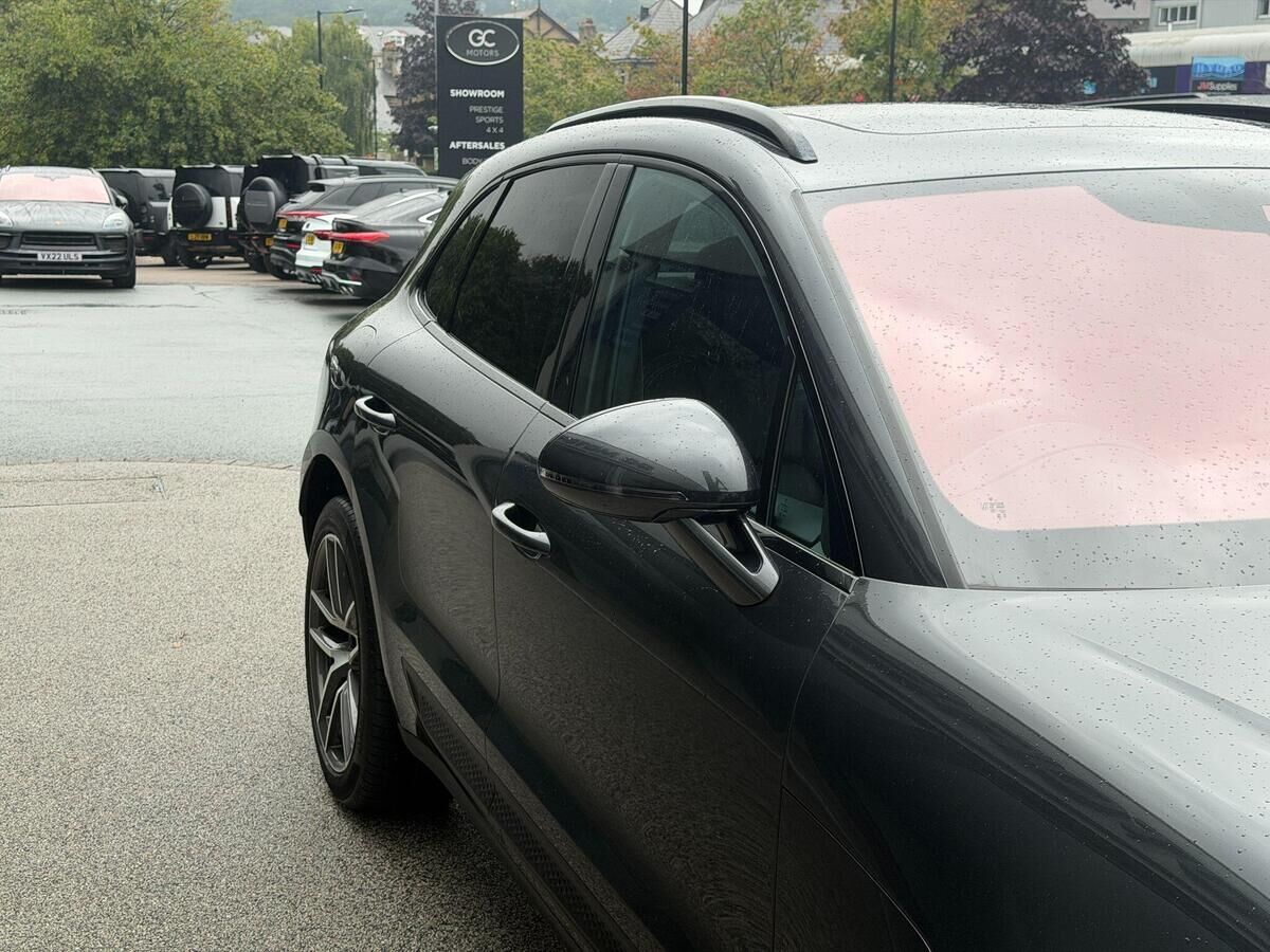 Porsche Macan Macan Gallery Image
