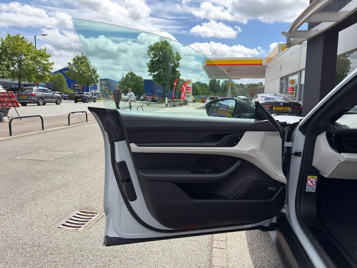Porsche Taycan Taycan Gallery Image
