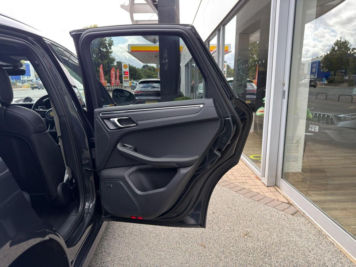 Porsche Macan Macan Gallery Image