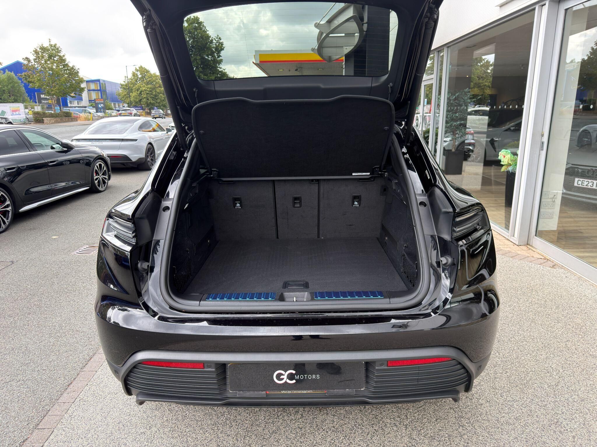 Porsche Macan Macan Gallery Image