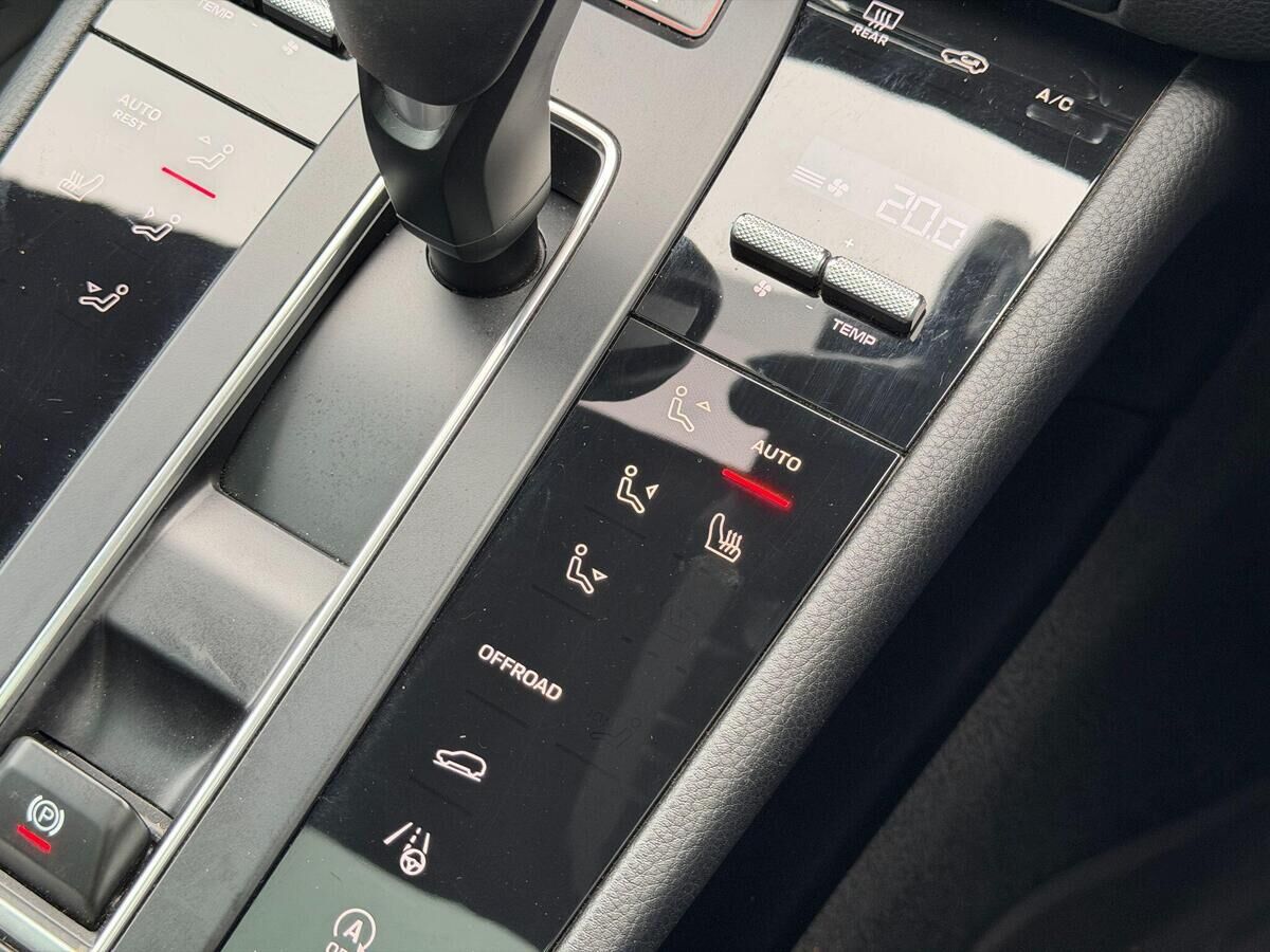 Porsche Macan Macan Gallery Image