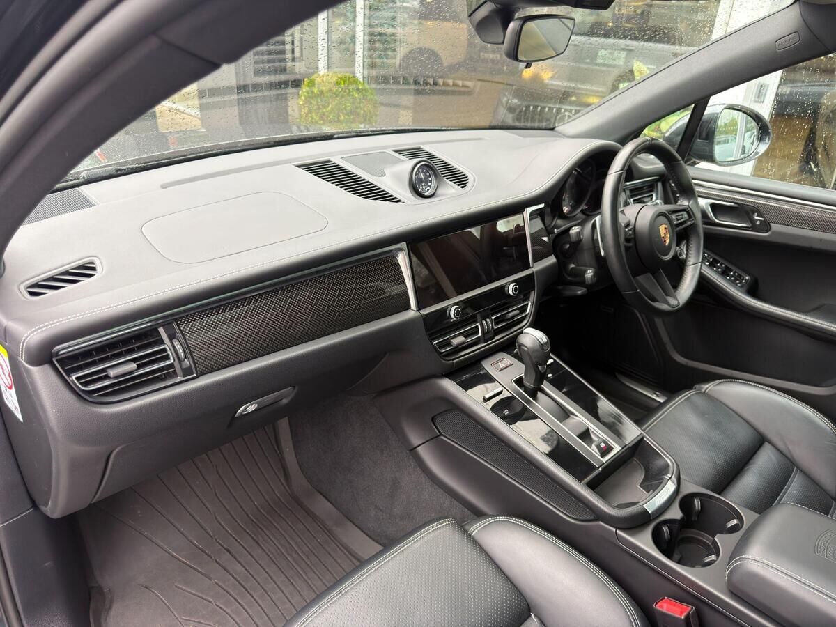 Porsche Macan Macan Gallery Image