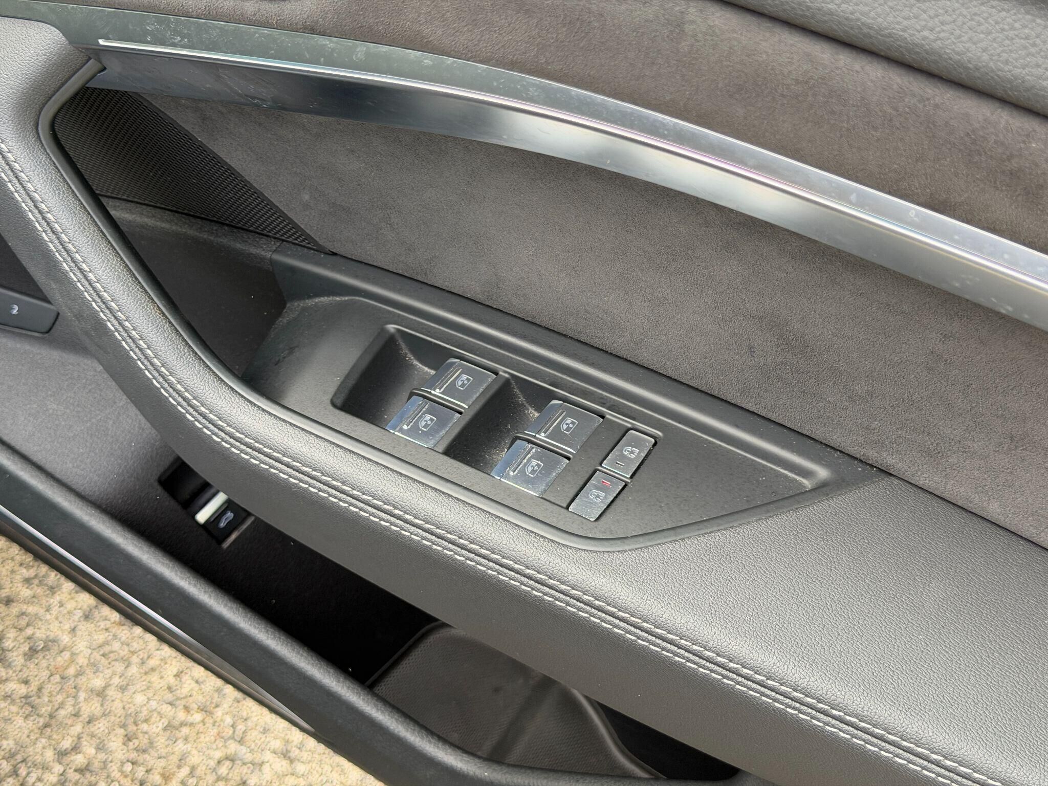 Audi e-tron e-tron Gallery Image