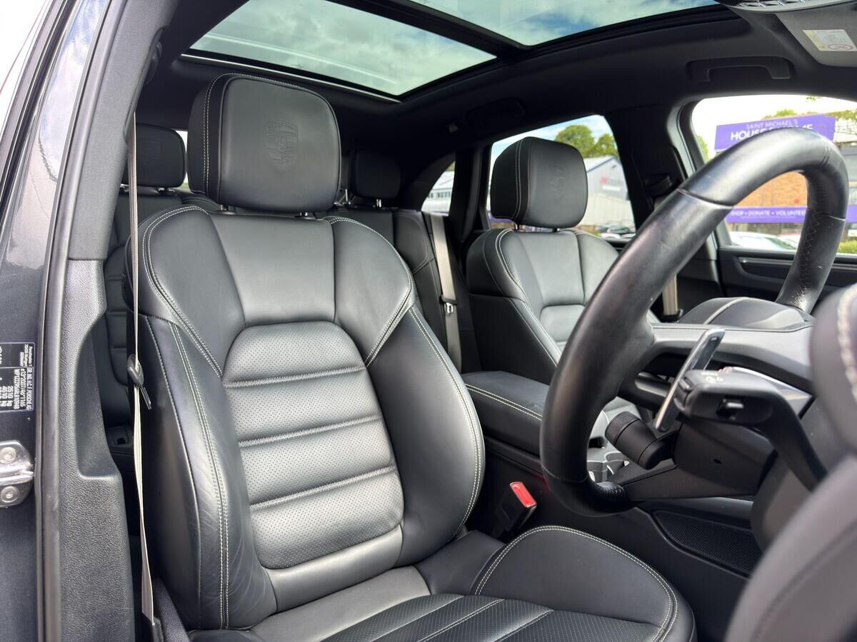 Porsche Macan Macan Gallery Image