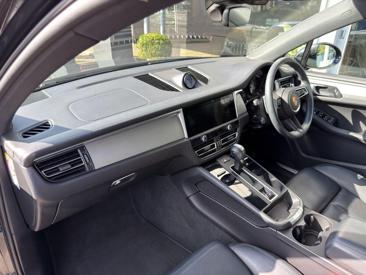 Porsche Macan Macan Gallery Image