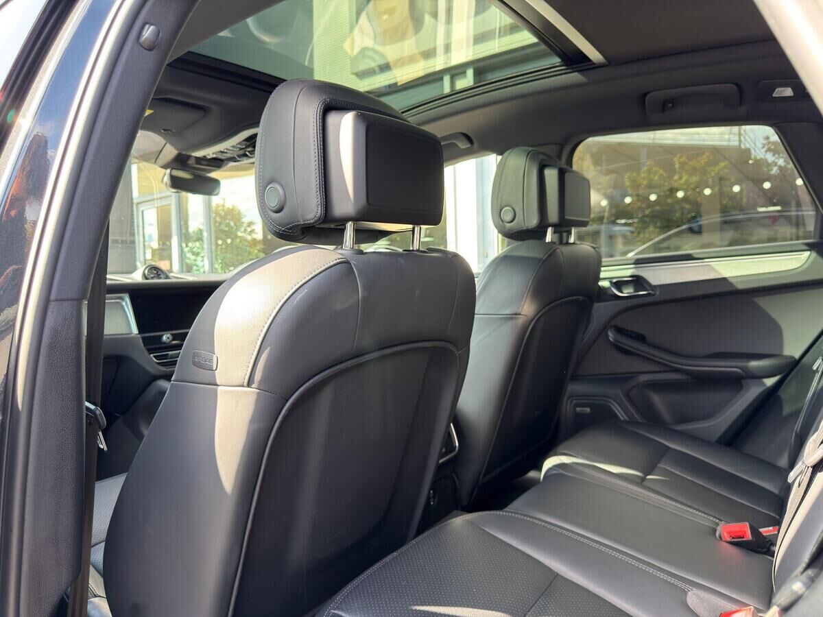 Porsche Macan Macan Gallery Image