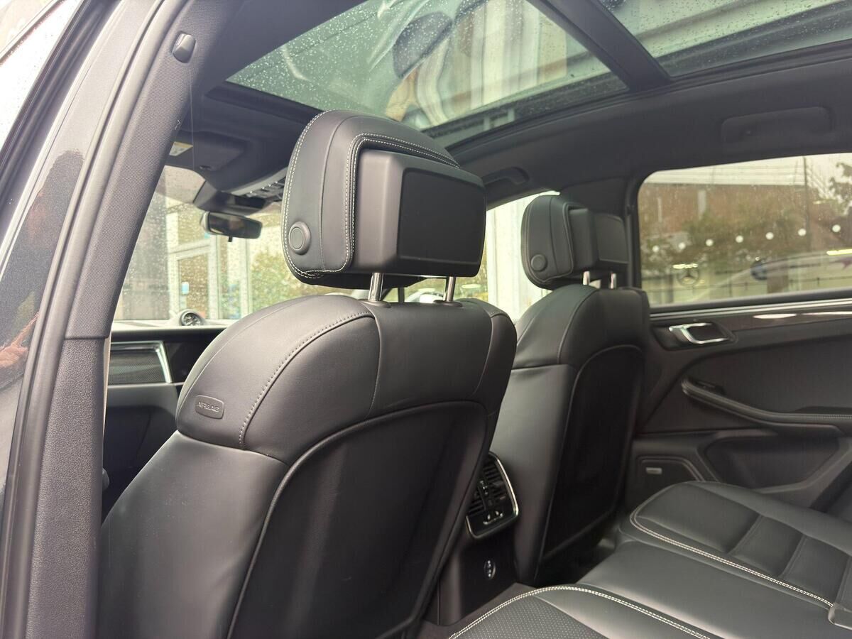 Porsche Macan Macan Gallery Image