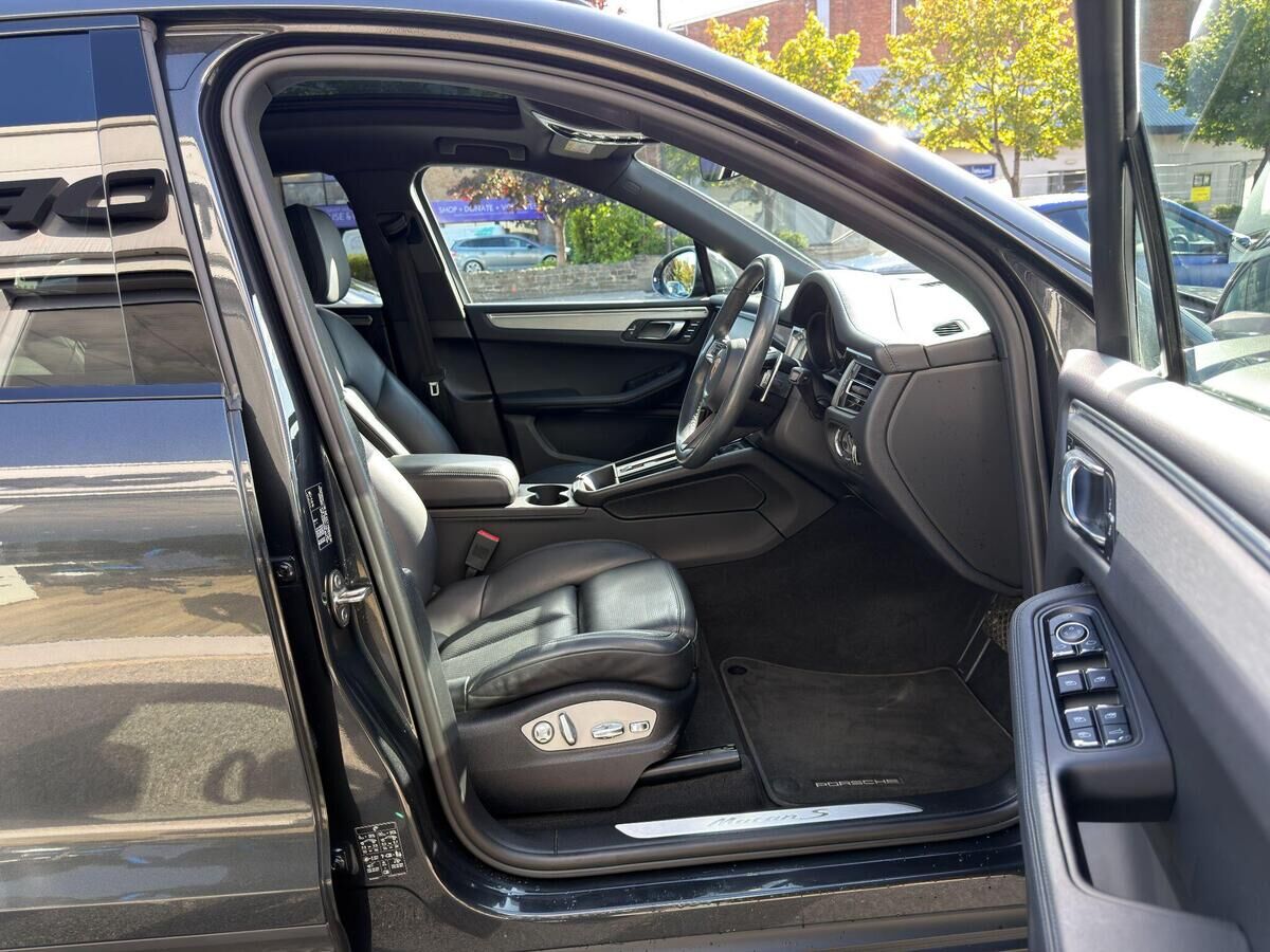Porsche Macan Macan Gallery Image
