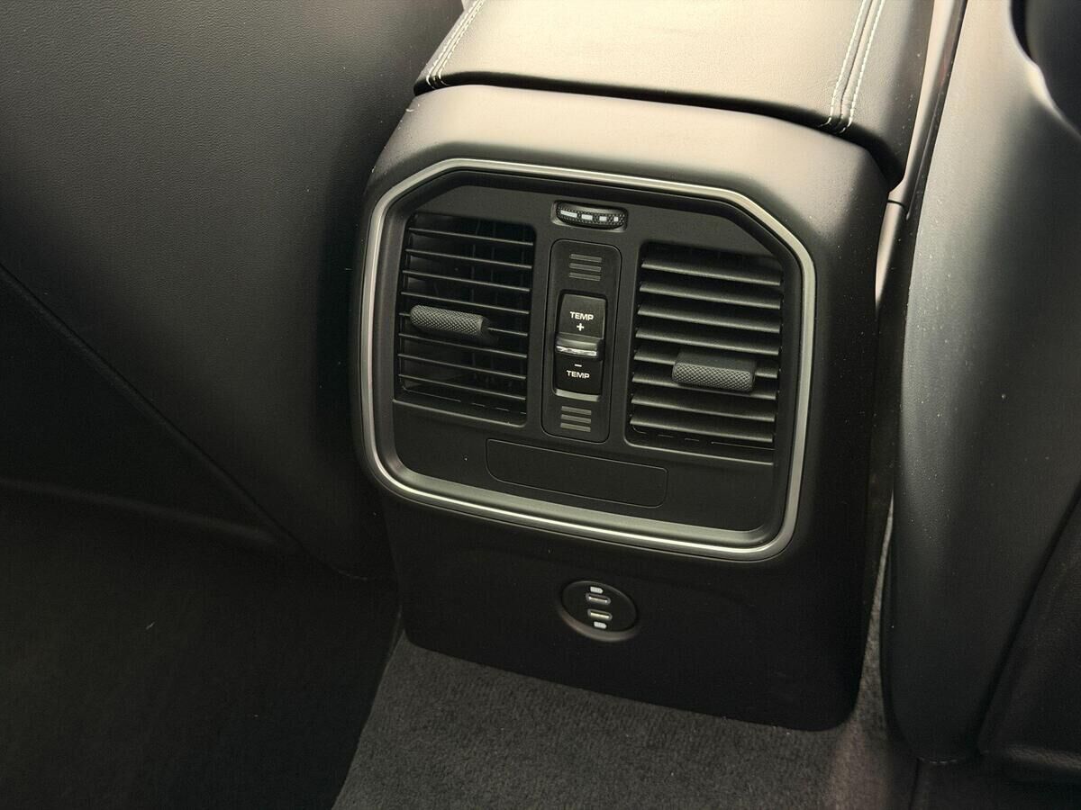 Porsche Macan Macan Gallery Image