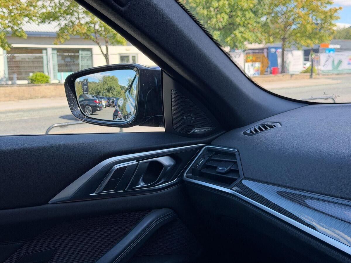 BMW M4 M4 Gallery Image