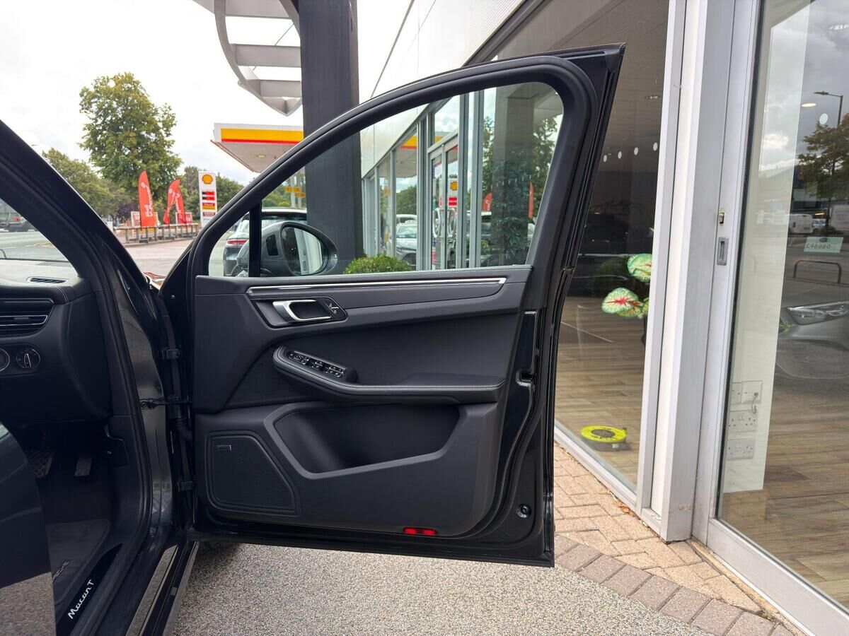 Porsche Macan Macan Gallery Image