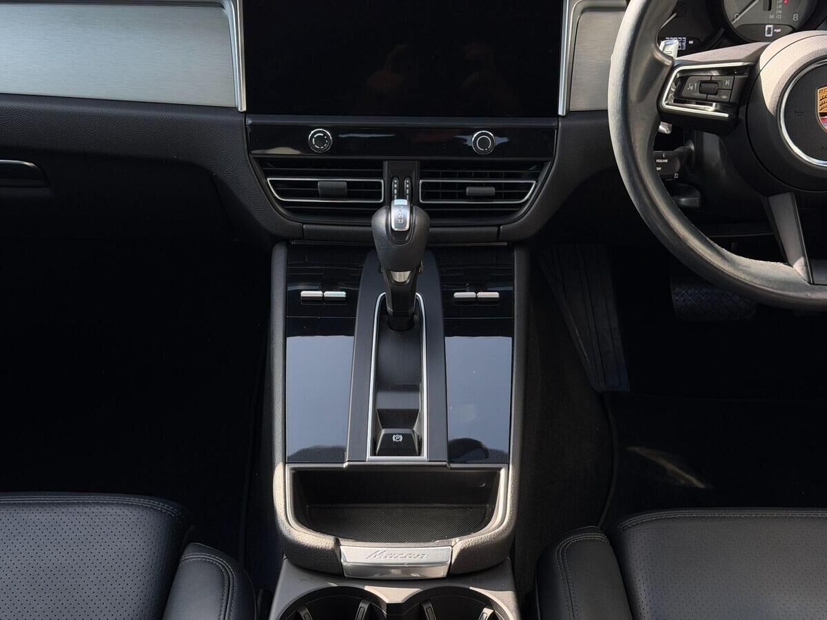 Porsche Macan Macan Gallery Image