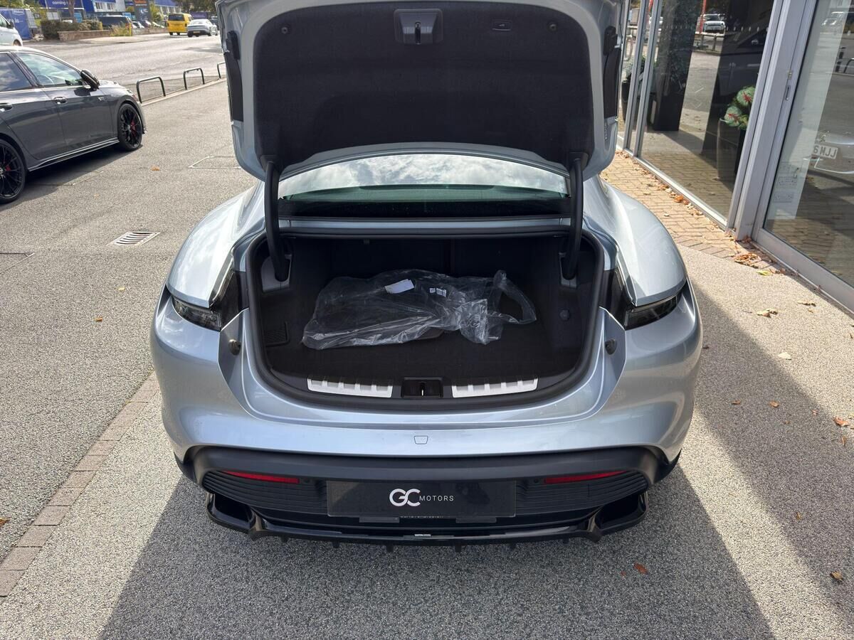 Porsche Taycan Taycan Gallery Image