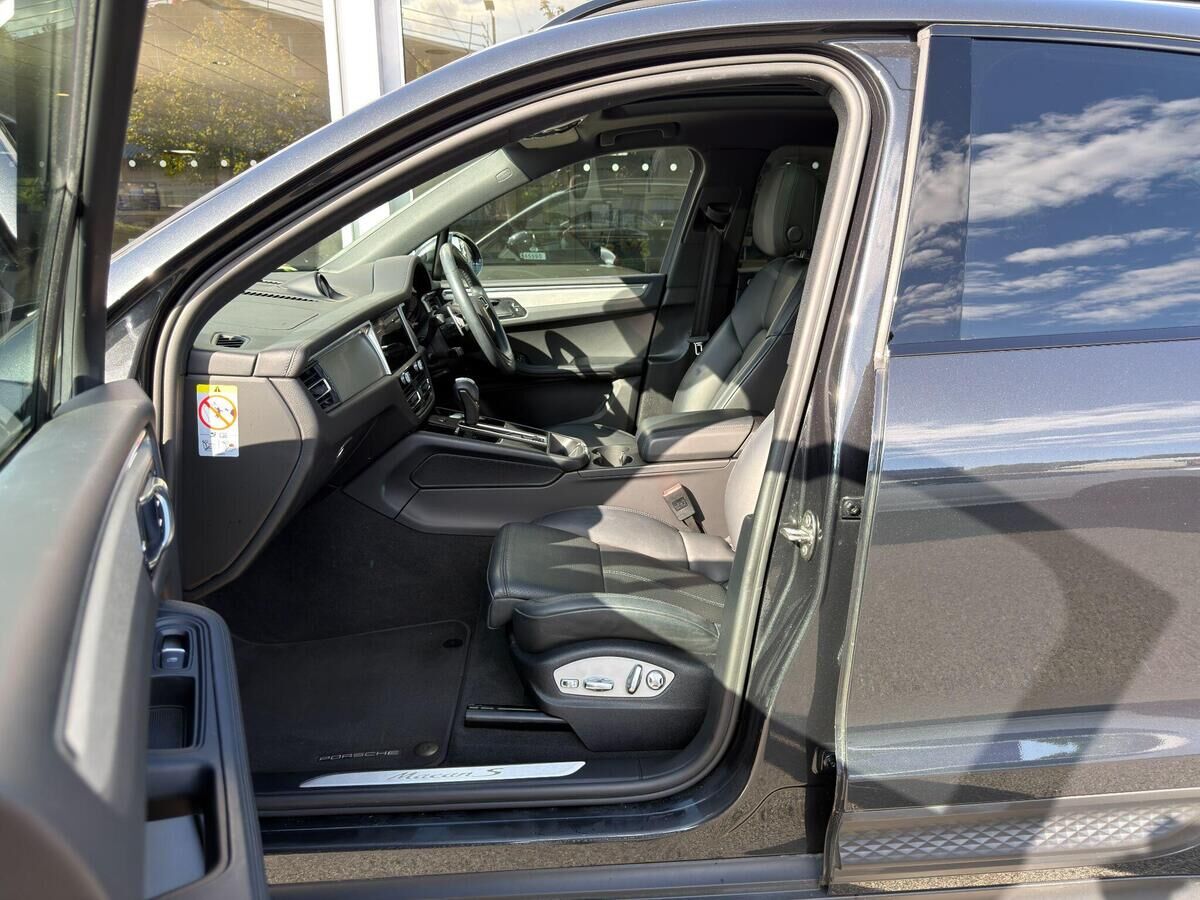 Porsche Macan Macan Gallery Image