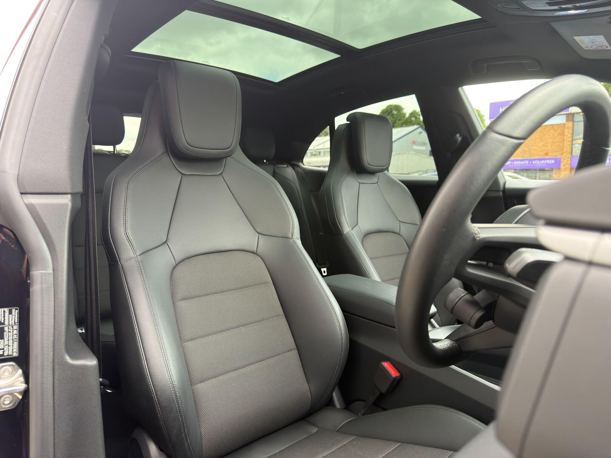 Porsche Macan Macan Gallery Image