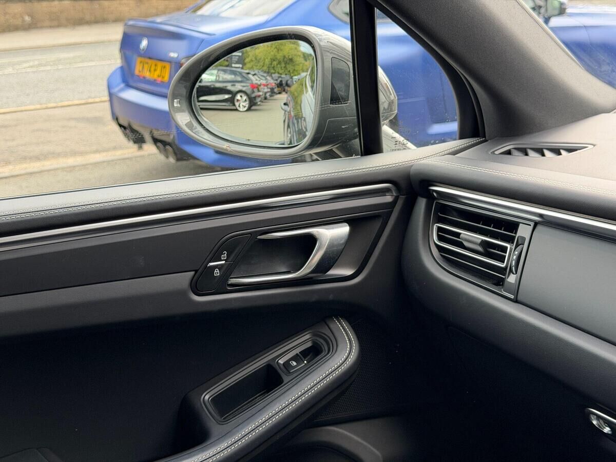 Porsche Macan Macan Gallery Image