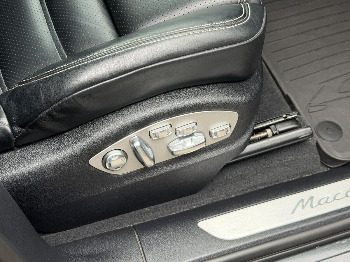 Porsche Macan Macan Gallery Image
