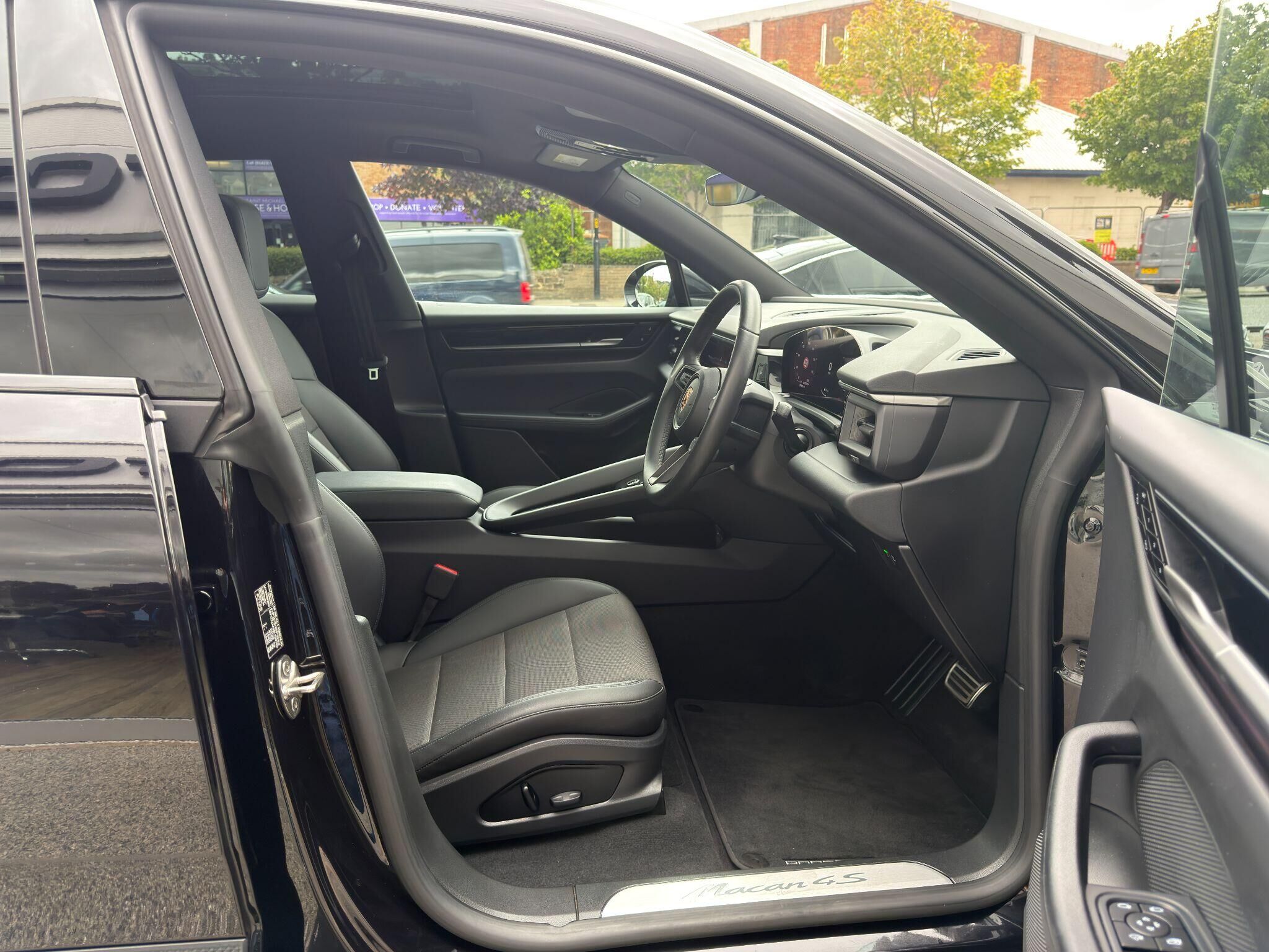 Porsche Macan Macan Gallery Image