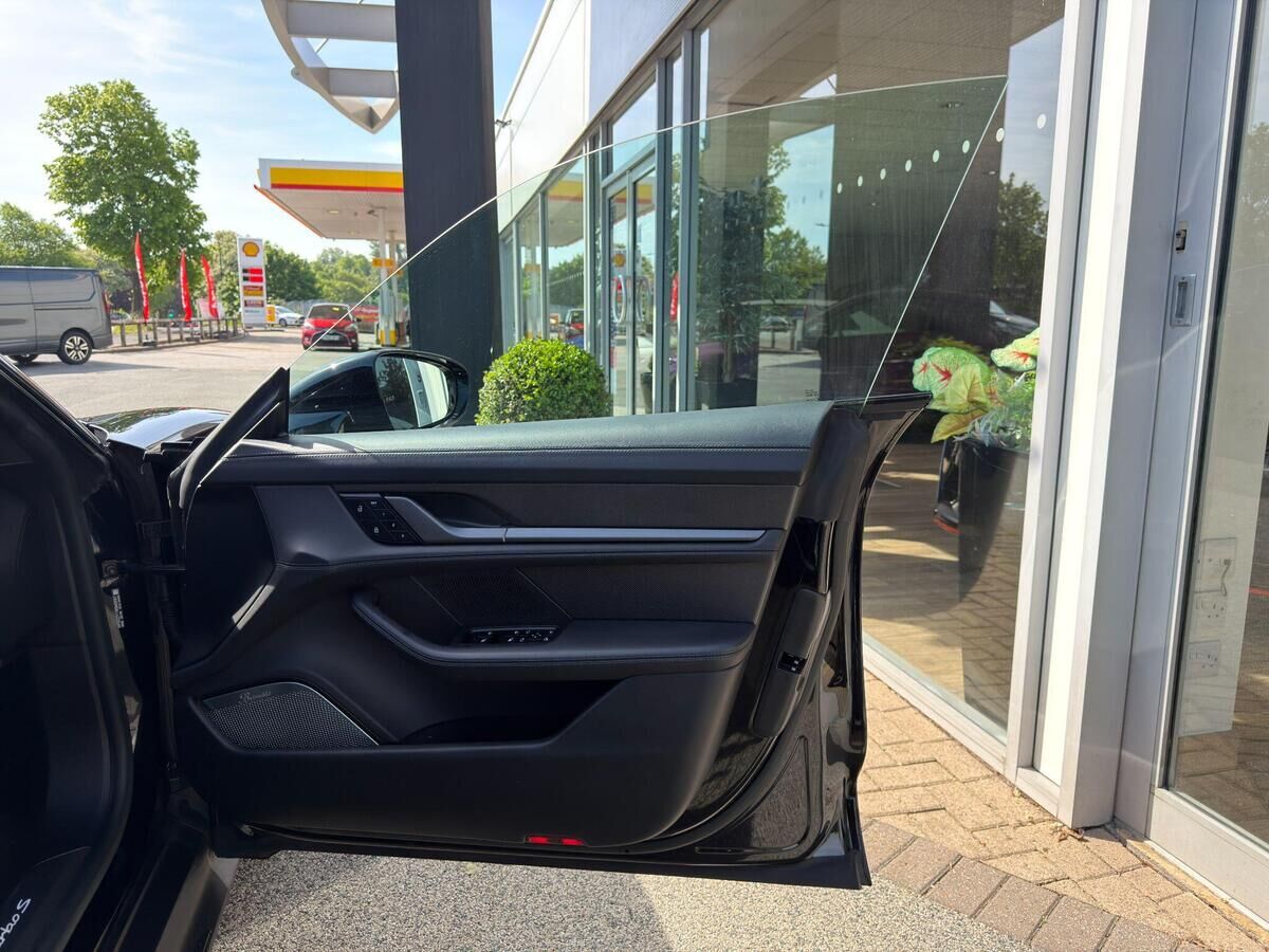 Porsche Taycan Taycan Gallery Image