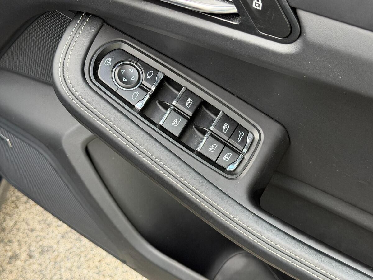 Porsche Macan Macan Gallery Image