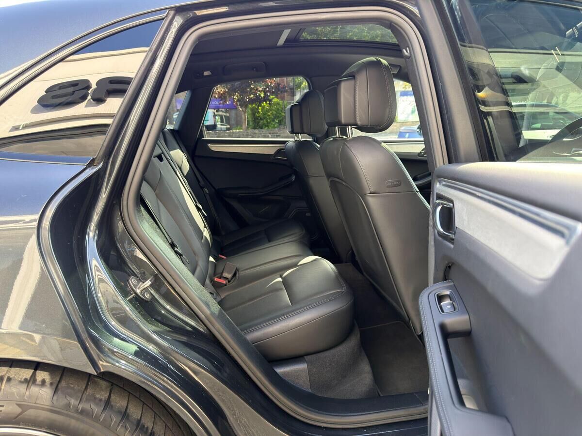 Porsche Macan Macan Gallery Image