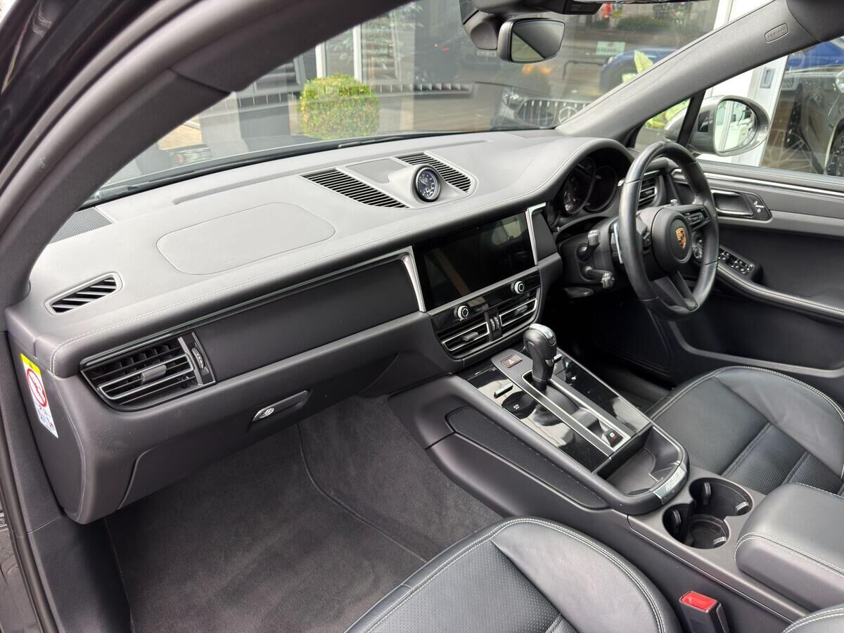 Porsche Macan Macan Gallery Image